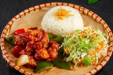 Рис с курицей в кисло-сладком соусе