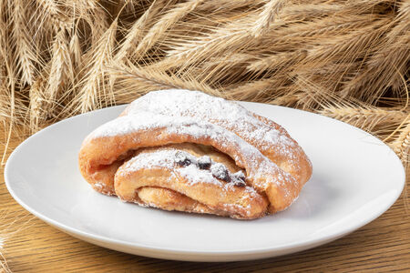 Булочка с изюмом