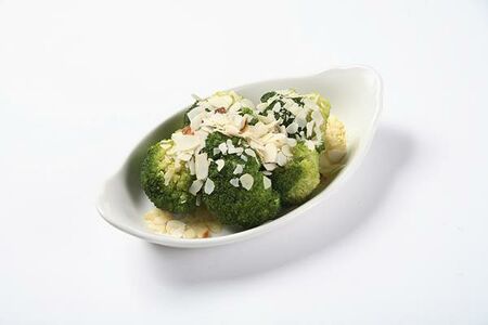 Брокколи с маслом и миндалем