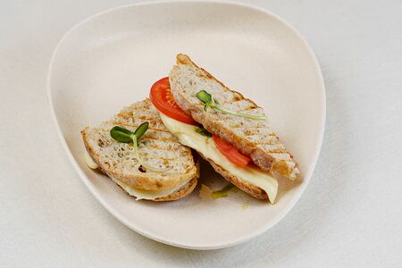 Сэндвич с томатами и моцареллой