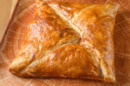 Хачапури из слоеного теста 