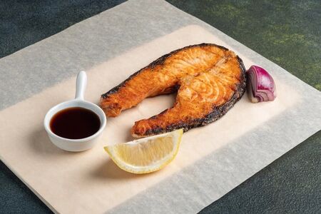 Стейк из форели жареный