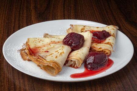 Блины с горячей клубникой