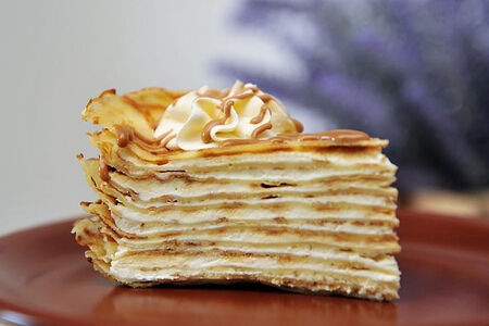 Блинный с сырным кремом и карамелью