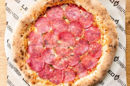 Острая пицца с салями Наполи