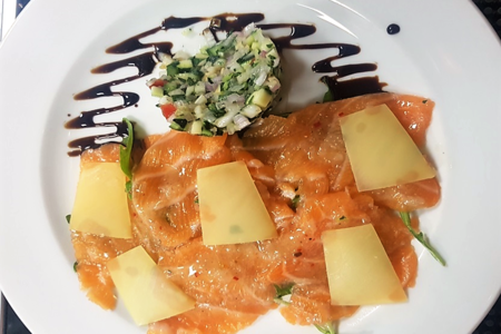Карпаччо из свежего лосося с овощным тар-таром и лимонной сальсой