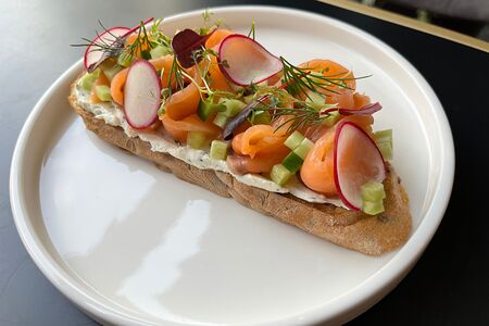 Брускетта с лососем и сливочным сыром