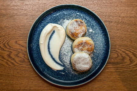 Сырники из фермерского творога со сметаной