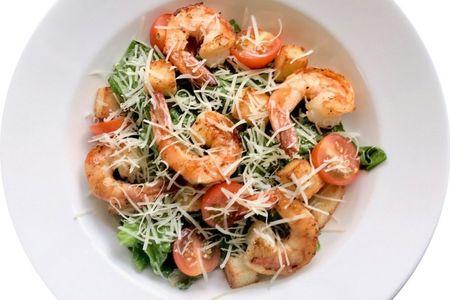 Салат Цезарь с тигровыми креветками