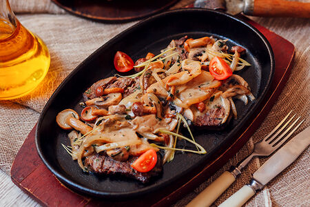 Томленая говядина в соусе из лесных грибов