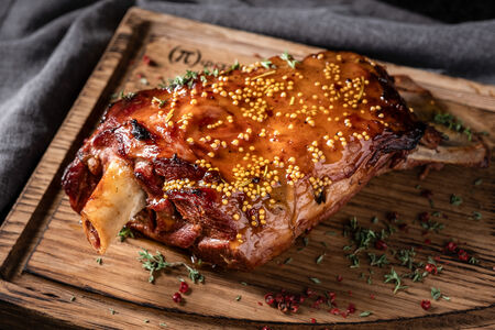 Плечо козленка в медово-горчичном соусе с чабрецом