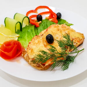 Форель, запеченная с помидорами и сыром
