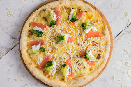 Пицца с лососем и брокколи