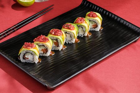 Ролл с авокадо, лососем и тартаром из клубники