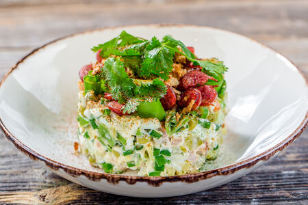 Салат Оливье с цыпленком и копчеными колбасками