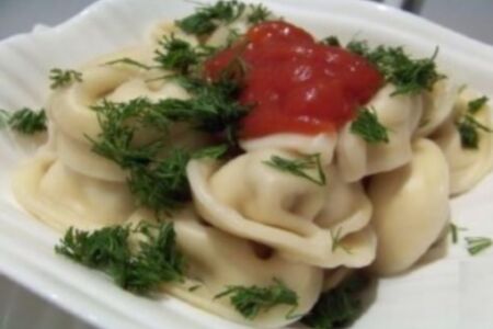 Пельмени отварные с кетчупом