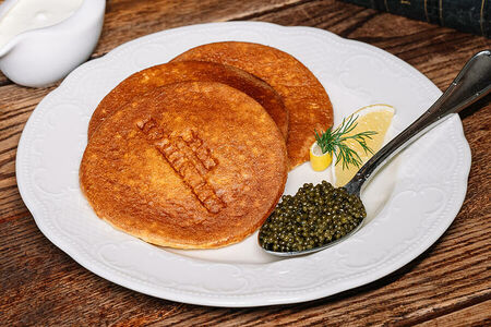 Икра осетра с пшенными блинами