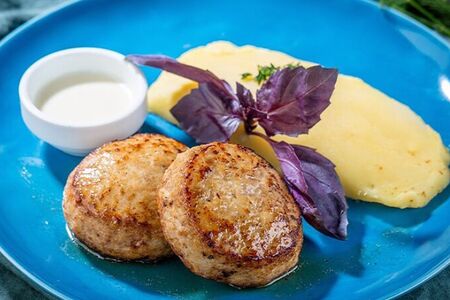 Куриные котлеты с картофельным пюре