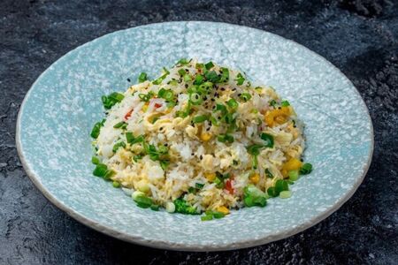 Жареный рис с яйцом и овощами