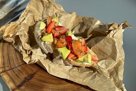 Брускетта с охлажденным лососем и авокадо