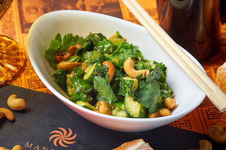 Битые огурцы с орехами кешью и кинзой в пикантном соевом соусе