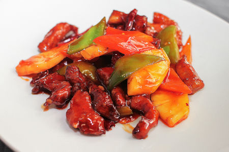Свинина жареная, с ананасами и овощами в кисло-сладком соусе