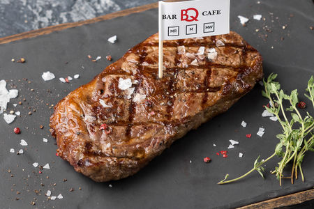 Стейк стриплоин из мраморной говядины