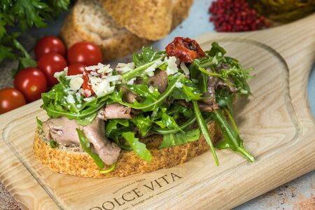 Брускетта с ростбифом