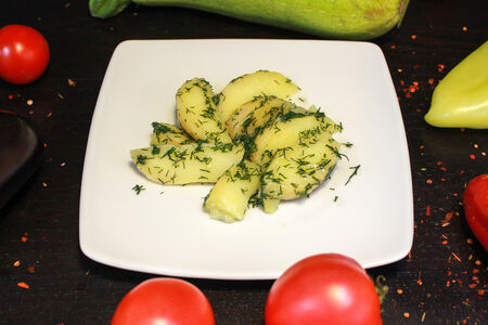 Картофель отварной с зеленью и чесноком
