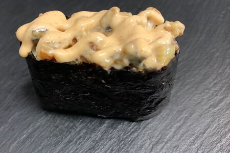 Острый суши с копчёным угрем