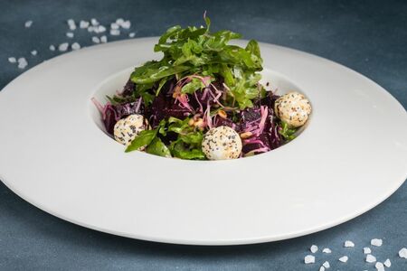 Салат из свеклы с козьим сыром