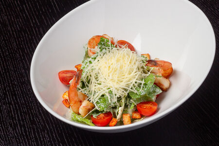 Салат Цезарь с креветками