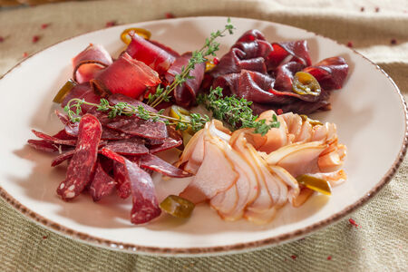 Сыровяленые деликатесы ассорти