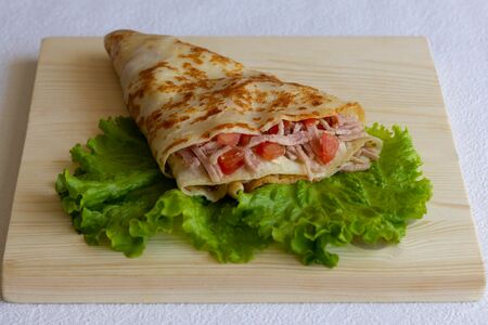 Блин с ветчиной и помидорами