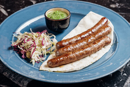 Колбаски гриль с салатом из капусты