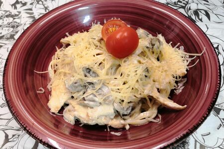 Паста с курицей и грибами в сливочном соусе