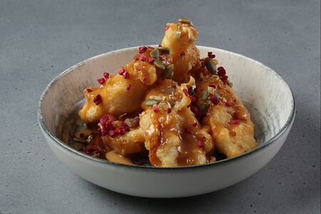 Банан в кляре с тыквенными семечками и сублимированной малиной