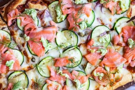 Пицца с лососем