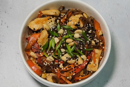 Лапша вок с овощами и курицей