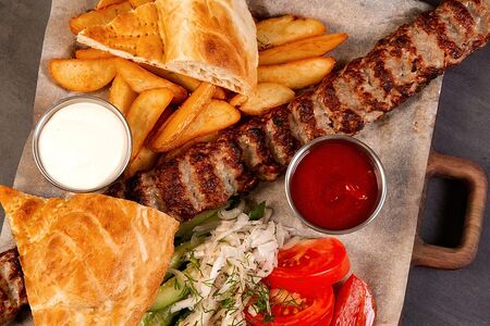 Люля-кебаб из свинины и говядины с шампиньонами и гарниром