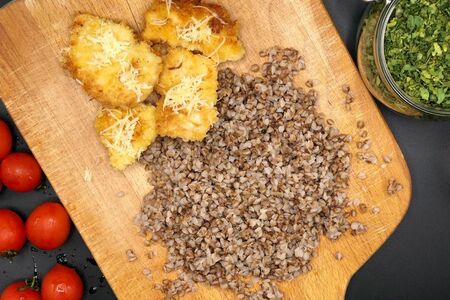 Куриная грудка в сырной панировке с гречкой