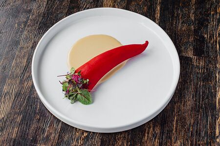 Перец рамиро с копченой фетой и соусом из тунца