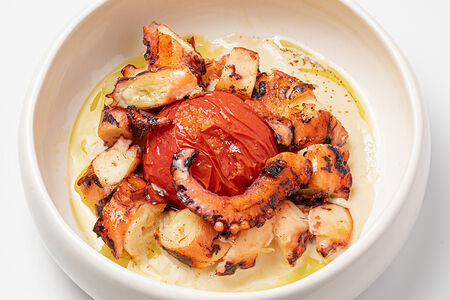 Осьминог, томат на гриле, тахини