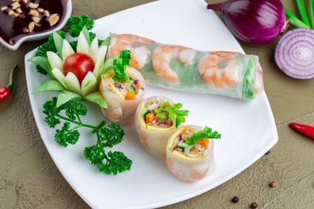 Фреш-роллы с манго и креветками