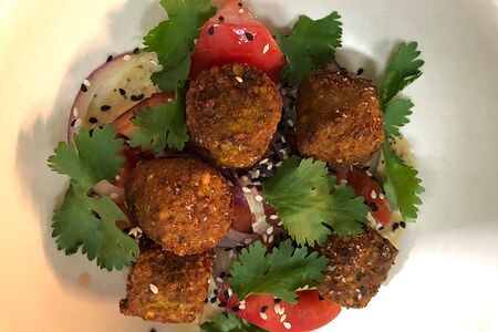 Фалафель с томатами с ореховым соусом 