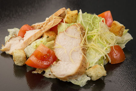 Салат Цезарь с курицей