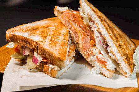 Сэндвич с беконом и сыром