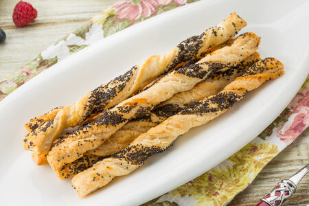 Хрустящие слоеные палочки с маком