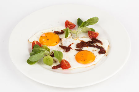 Яичница-глазунья с томатами