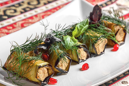 Нежные рулетики из баклажанов